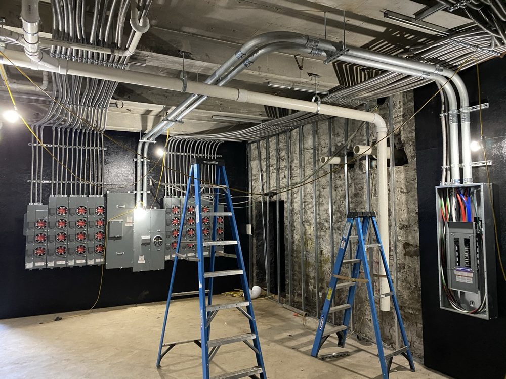 Battery and electrical installation